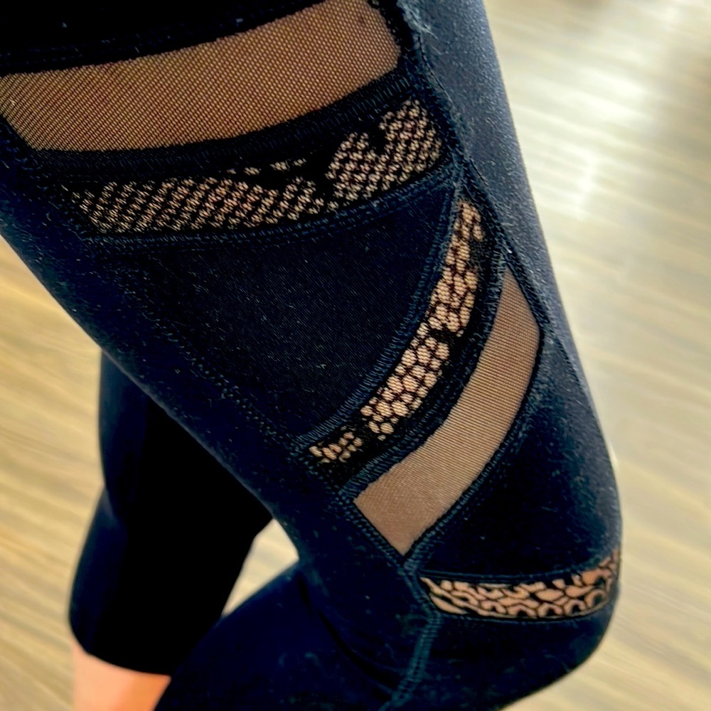 Cute Capri yoga pants with lace detail black size extra small